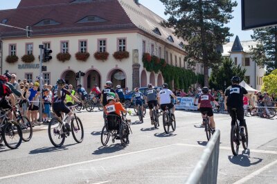 Warum die "Straßenschlacht" in diesem Jahr nicht in Limbach-Oberfrohna stattfindet - Die Straßenschlacht besteht aus einem Jedermann-Radrennen, Velo-Urban-Cross (VUC) und Last-Man-Standing-Rennen mit Sprintcharakter. Die Strecke umfasst einen ca. 2,5 km langen Rundkurs mit verschiedenen Gelände- und Hindernisarten sowie eine verkürzte Strecke für Kinder.