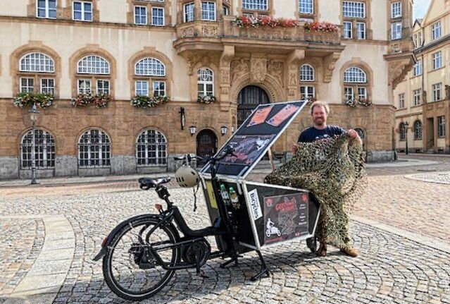 Warum ein altes Fischernetz vor dem Werdauer Rathaus präsentiert wird - Ralph Kilian machte auf seiner Tour mit dem Lastenrad auch Station in Werdau. Foto: privat