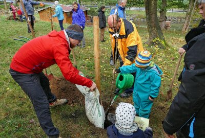 Warum ein kleiner Ort in Mittelsachsen neue Erdenbürger mit Bäumen begrüßt - Auch die Geschwister der Babys halfen mit. Foto: Andreas Bauer