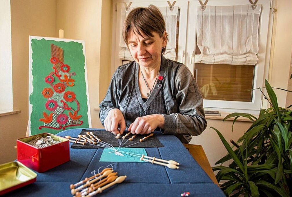 Warum eine 54-jährige Erzgebirgerin wieder die Schulbank drückt - Janka Sprunk aus Kühnhaide lernt dem Beruf zur Textilgestalterin im Handwerk - Fachrichtung Klöppeln. Foto: Jan Görner