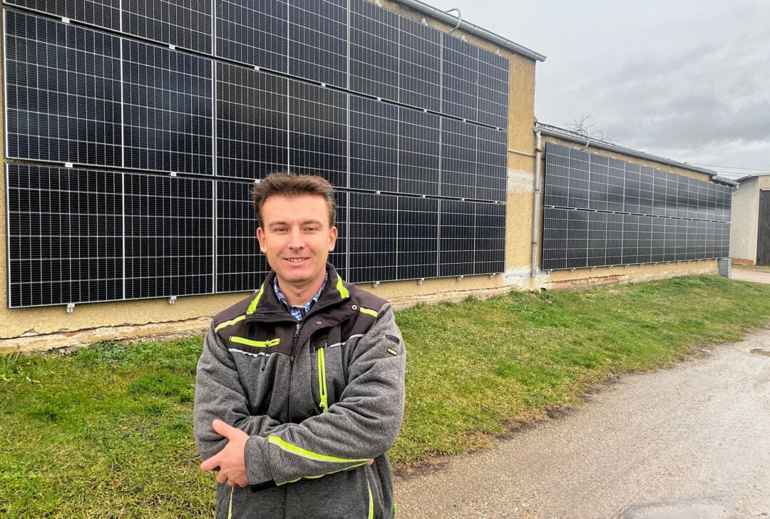 Warum eine Glauchauer Gärtnerei künftig auf Sonnenstrom setzt - Thorsten Neubert vor der neuen Solaranlage. Foto: Holger Frenzel