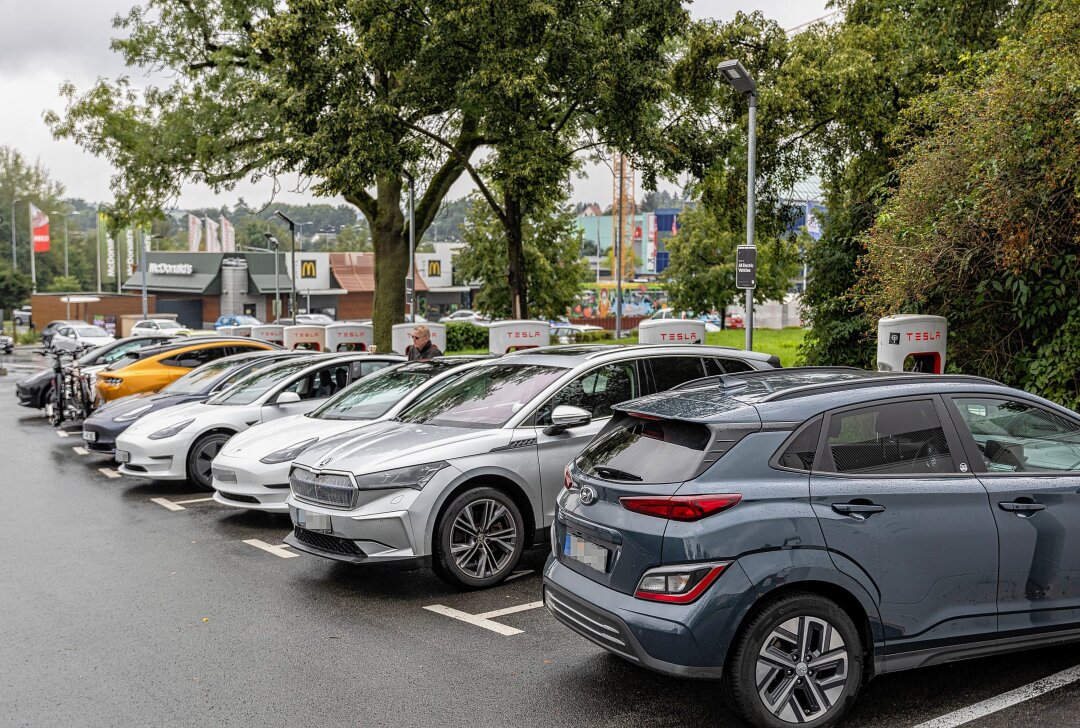Warum es in Plauen ungewohnt hohen Andrang an den E-Auto-Ladesäulen gibt - 10-jähriges Jubiläum: Tesla verschenkt in Plauen Strom für Elektroautos. Foto: David Rötzschke