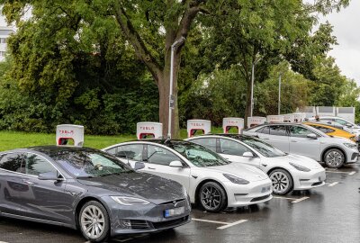 Warum es in Plauen ungewohnt hohen Andrang an den E-Auto-Ladesäulen gibt - 10-jähriges Jubiläum: Tesla verschenkt in Plauen Strom für Elektroautos. Foto: David Rötzschke