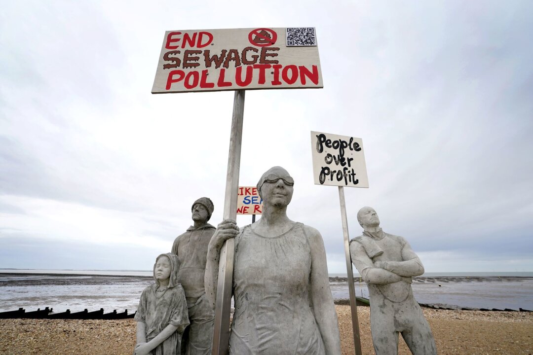 Warum Fäkalien Großbritanniens Küste verpesten - Mit der Kunstinstallation "Sirens of Sewage" von Jason DeCaires Taylor sollen Menschen gewürdigt werden, die sich für den Schutz der Gewässer und der Meeresökologie einsetzen.