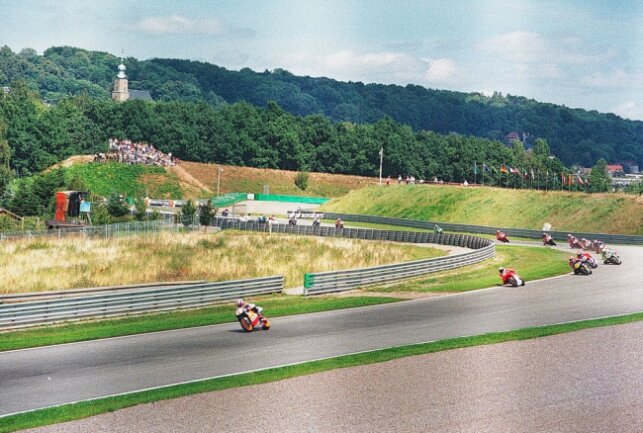 Warum in diesem Jahr ein Doppel-Jubiläum auf dem Sachsenring gefeiert wird - 1998 wurde noch über einen Teil des Alten Sachsenrings gefahren. Foto: Thorsten Horn