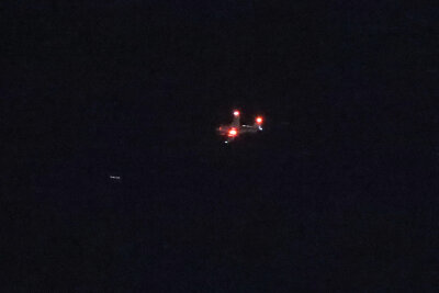 Warum kreiste am Wochenende ein Kleinflugzeug stundenlang im Dresdner Abendhimmel? - So sah man die Maschine am Nachthimmel kreisen. Foto: Roland Halkasch