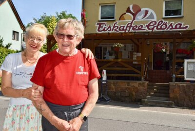 Warum man den "Eis-Peter" aus Glösa nach 45 Jahren auch in Amerika kennt - Gabriele und Peter Kölb vor ihrem Eiscafé. Der 81-Jährige ist vermutlich der älteste Eisverkäufer weit und breit. Foto: Steffi Hofmann