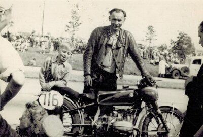 Was BMW und der Flöhaer Motorradclub gemeinsam haben - Arndt Agsten begleitete seinen Vater Alfred zu den jeweiligen Rennen. Foto: Thomas Fritzsch/PhotoERZ