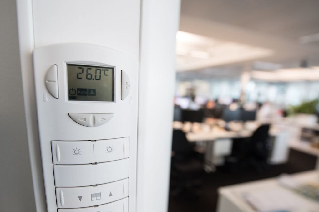 Was der Arbeitgeber bei Hitze leisten muss - Ab jetzt wird es kritisch: Steigt das Thermometer im Büro über 26 Grad, sollte der Chef was tun.