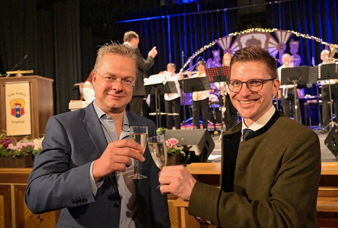Was die Stadt Stollberg für 2024 plant - Bürgermeister von Stollberg (M. Schmidt, l.) und Nördlingen (D. Wittner) beim Anstoßen auf die 30-jährige Städtepartnerschaft. Foto: R. Wendland