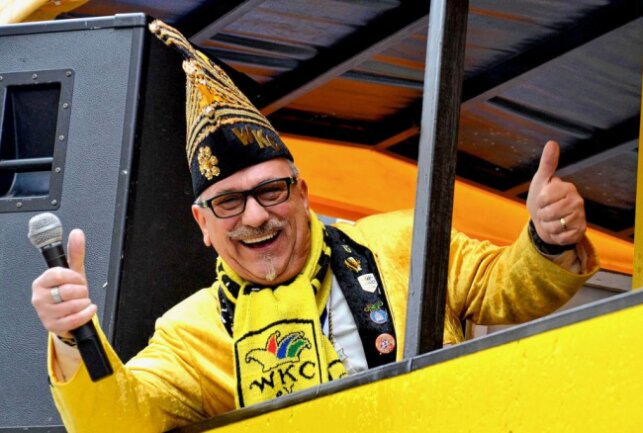 Was Faschingsvereine in der Region in der kommenden Saison planen - : WKC-Präsident Uwe Apel hat gut Lachen! Beim Wemaer Karneval Club geht's aufwärts. Foto: Karsten Repert/Archiv