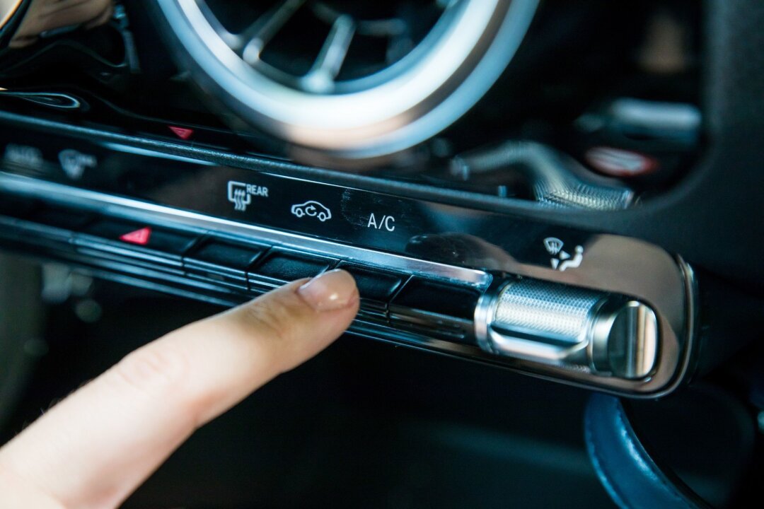 Was gegen Mief in der Klimaanlage hilft - Unangenehme Gerüche in der Auto-Klimaanlage können auf Schimmel am Innenraumfilter hinweisen.