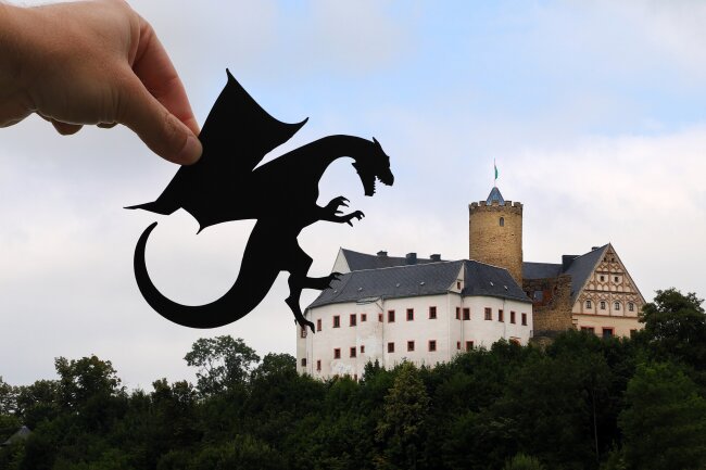 Ein Drache erobert Burg Scharfenstein.