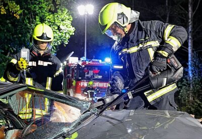 Was ist passiert? Mehrere Personen in Autos eingeklemmt - Die Freiwillige Feuerwehren Adelsberg und Kleinolbersdorf rückten zu einem vermeintlich schweren Unfall an. Foto: Harry Härtel/haertelpress