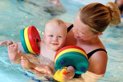 Was Kindern beim Schwimmen lernen wirklich hilft - Eltern können ihrem Kind die Freude am Wasser vermitteln.