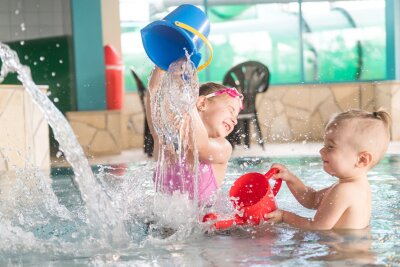 Was Kindern beim Schwimmen lernen wirklich hilft - Beim Planschen lernen Kinder spielerisch den Umgang mit Wasser.