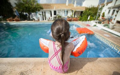Was Kindern beim Schwimmen lernen wirklich hilft - Schwimmflügel können eine falsche Sicherheit vorgaukeln.