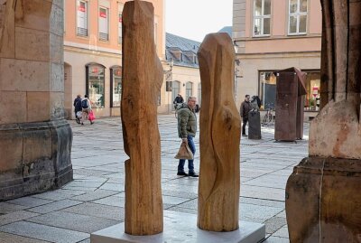 Rund um die Jakobikirche stehen plötzlich Skulpturen aus Holz. Die Aktion ist Teil des Purple Path, des Kulturpfades, der bis zum Kulturhauptstadtjahr 2025 38 Orte der Region mit Chemnitz verbinden soll. Foto: Harry Härtel
