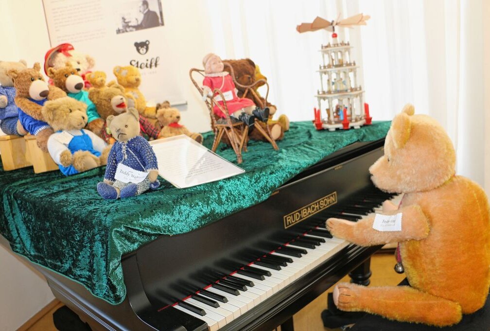 Was macht der Teddy am Klavier und an der Nähmaschine? - Hier scheint der Teddy Klavier zu spielen. Foto: Simone Zeh