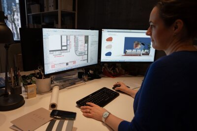 Was macht eigentlich eine Innenarchitektin? - Innenarchitektin Simone Jüschke plant am Computer den Innenausbau eines Dachgeschosses in einem Privathaus.