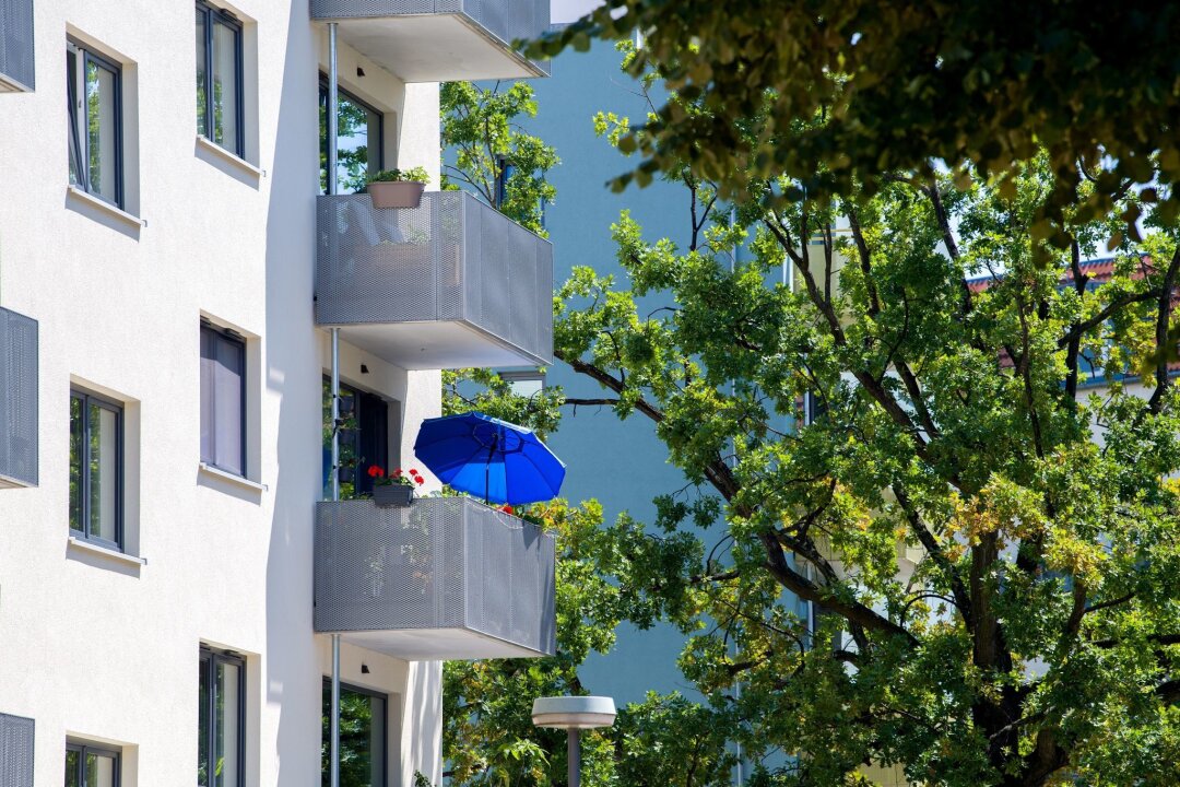 Was Mieter rund um ihren Balkon oder Garten dürfen - Schirm aufstellen - kein Problem. Mieter haben bei der Gestaltung des Balkons weitgehend freie Hand.