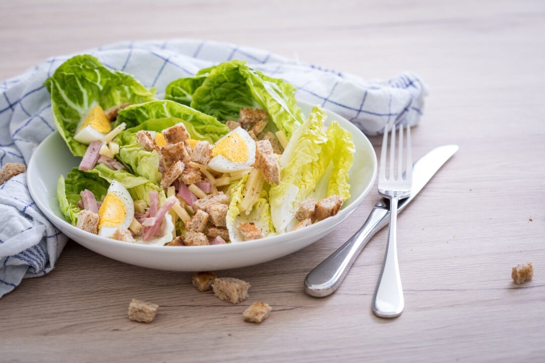 Was tun mit Essensresten? 5 einfache und leckere Tipps - Brot sollte kein Entenfutter sein, sondern landet besser in einem Salat als Croutons. Diese verleihen eine geschmackvolle Note.