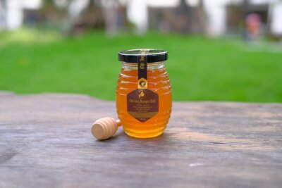 Kaufe Honig aus deiner Region. Etwa 80 Prozent des, in Supermärkten, angebotenen Honigs sind Mischungen aus verschiedenen Honigen aus Nicht-EU-Ländern, vor allem aus Südamerika. Dort werden viele gentechnisch veränderte Pflanzen angebaut. Zudem können durch den importierten Honig Bienenkrankheiten nach Deutschland gebracht werden. 