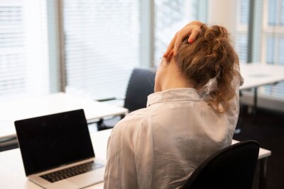 Was wirklich gegen Rückenschmerzen hilft - Dehnungen am Arbeitsplatz lösen Muskelverspannungen durch langes Sitzen und einseitige Belastung.