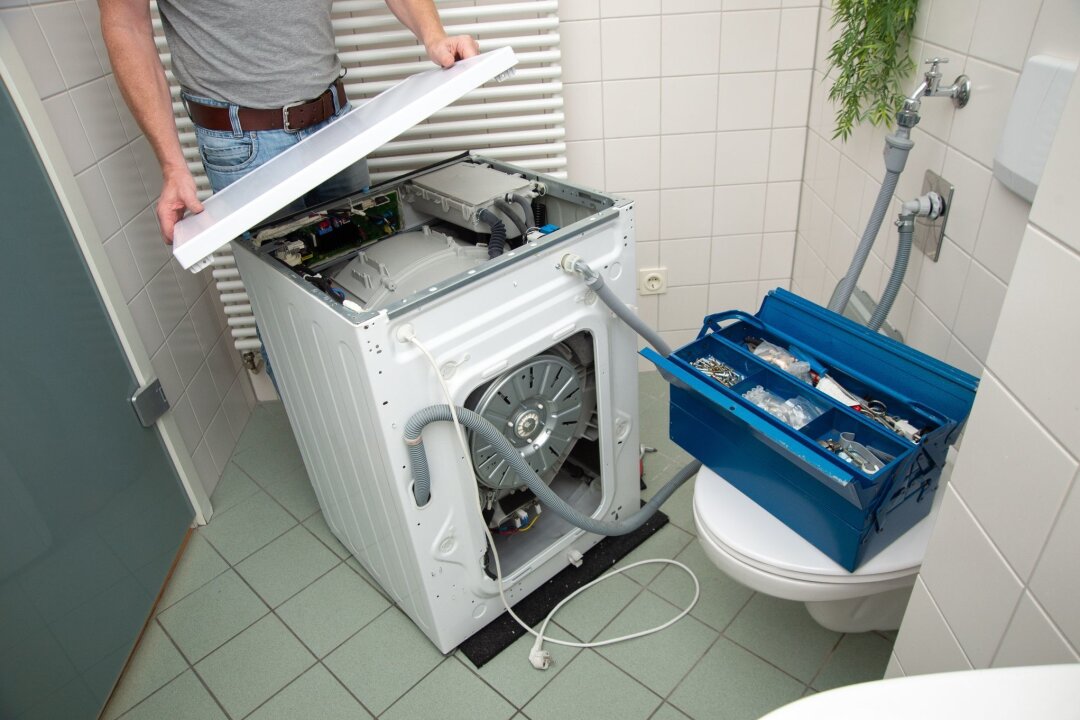 Waschmaschine reparieren: oft mit Hürden verbunden - Wenn die Waschmaschine kaputt geht, kann eine Reparatur kostengünstiger sein als der Kauf eines neuen Gerätes.