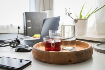 Wasser für mehr Erfolg: Trink-Strategien für den Arbeitsalltag - Berufstätige vergessen oft zu trinken. Im Büro sollten Getränke immer im Blickfeld und griffbereit sein.