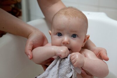 Wasserhahn aus! Was beim Baden des Babys wichtig ist - Babyhaut ist sehr empfindlich, daher sollte beim Baden kein heißes Wasser in die Wanne nachlaufen.