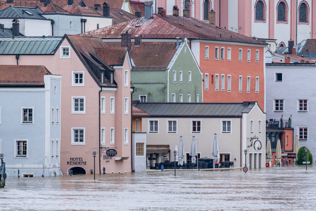 Wasserstände sinken teils, Lage bleibt gespannt - In Passau, wo die Donau, Inn und Ilz zusammenfließen, wurde der Katastrophenfall ausgerufen.