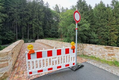 Wegen Lebensgefahr: Sperrung in der Wolkensteiner Schweiz verlängert - Auch diese Steinbogenbrücke über die Zschopau ist gesperrt. Foto: Andreas Bauer
