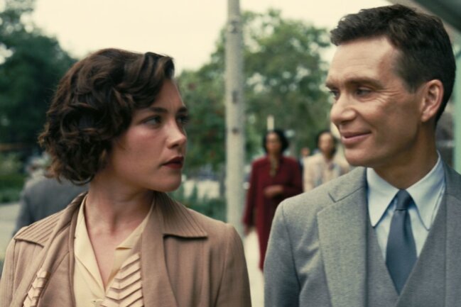 Wegen "Oppenheimer"-Rolle: Deshalb entschuldigte sich Christopher Nolan bei Florence Pugh - Florence Pugh ist in "Oppenheimer" neben Hauptdarsteller Cillian Murphy zu sehen.