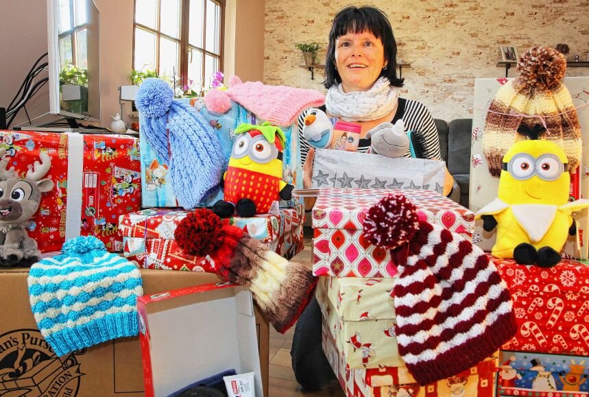 Weihnachten im Schuhkarton: Vom 7. bis 14. November können Geschenkkartons abgegeben werden - Bianca Lenk aus Steinpleis koordiniert auch dieses Jahr die Aktion "Weihnachten im Schukarton". Foto: Michel