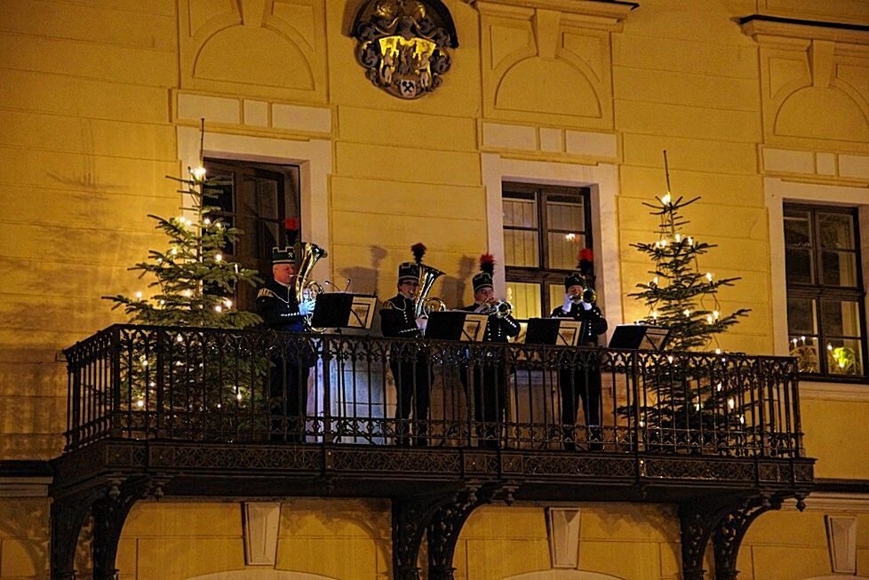 Weihnachtliche Melodien vom Balkon des Annaberger Rathauses am 4. Advent - Balkonkonzert in Annaberg-Buchholz. Foto: Annett Flämig