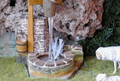 Weihnachtsberg kehrt nach langer Reise zurück ins Erzgebirge - Mit viel Liebe zum Detail wurde auch dieser Brunnen gestaltet. Foto: Andreas Bauer