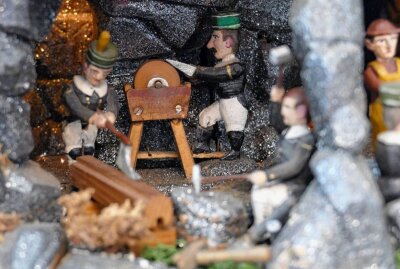 Weihnachtsberg kehrt nach langer Reise zurück ins Erzgebirge - Über die Arbeit der Bergleute hatte sich der Erbauer in Büchern genau informiert. Foto: Andreas Bauer