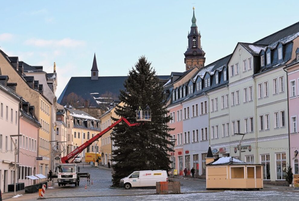 In Schneeberg wird die Weihnachtsdekoration in der Innenstadt abgebaut. Foto: Ralf Wendland 