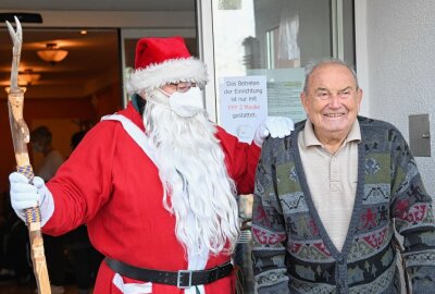 Weihnachtsfreude für Pflegeheimbewohner in Lößnitz - Rudolf Rockstroh (re.) hat sich über den Besuch von Weihnachtsmann Achim Mehlhorn gefreut. Foto: Ramona Schwabe