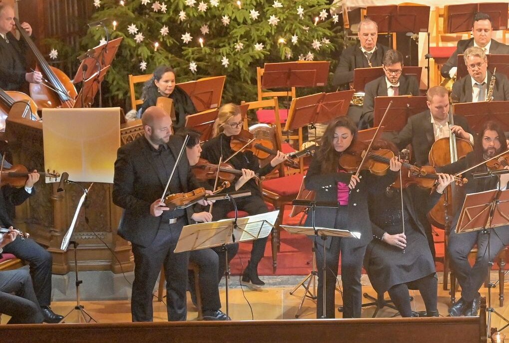 Weihnachtskonzert in der St. Nicolaikirche Aue - Die Erzgebirgische Philharmonie Aue hat am 2. Weihnachtsfeiertag das traditionelle Weihnachtskonzert in der St. Nicolaikirche in Aue gegeben. Foto: Ralf Wendland