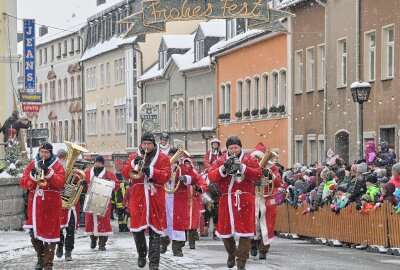 Weihnachtsmänner und Wichtel schieben Pyramide in Zwönitz an - Eine schöne Tradition zu den Zwönitzer Hutzentagen ist die Weihnachtsmann-Parade. Foto: Ramona Schwabe