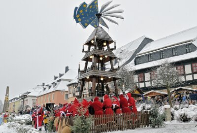 Weihnachtsmänner und Wichtel schieben Pyramide in Zwönitz an - Weihnachtsmänner und Wichtel haben die Zwönitzer Pyramide angeschoben. Foto: Ramona Schwabe