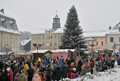 Weihnachtsmänner und Wichtel schieben Pyramide in Zwönitz an - Bis zum Abend können Besucher heute noch die Zwönitzer Hutzentage erleben. Foto: Ramona Schwabe