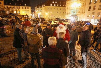 "Weihnachtsmann" bei Corona-Protest in Hohenstein-Ernstthal - Zirka 100 Personen treffen sich auf dem Markt in Hohenstein-Ernstthal. Foto: Andreas Kretschel