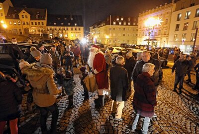 "Weihnachtsmann" bei Corona-Protest in Hohenstein-Ernstthal - Zirka 100 Personen treffen sich auf dem Markt in Hohenstein-Ernstthal. Foto: Andreas Kretschel