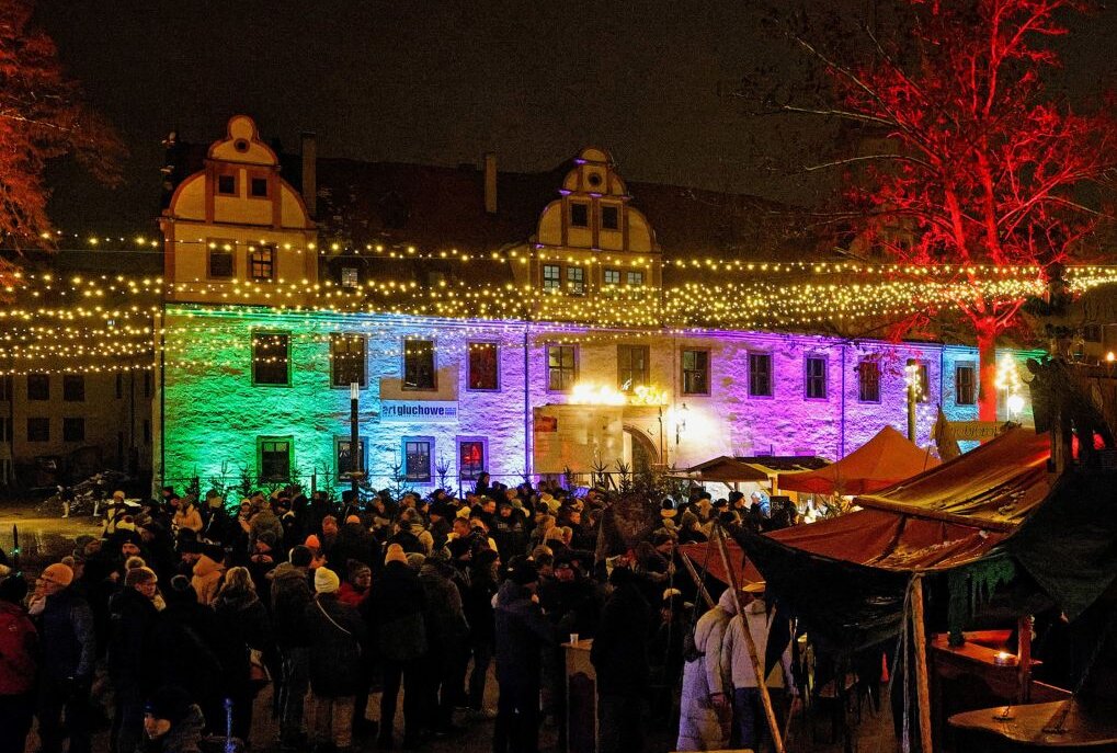 Weihnachtsmarkt in Glauchau begeistert Besucher - Am aufwendig geschmückten und illuminierten Glauchauer Schlossplatz war zum Weihnachtsmarkt viel los. Foto: Markus Pfeifer
