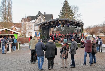 Weihnachtsmarkt in Thalheim heute noch geöffnet - Der Weihnachtsmarkt in Thalheim lädt auch heute noch einmal Besucher zum Bummeln und Verweilen ein. Foto: Ralf Wendland