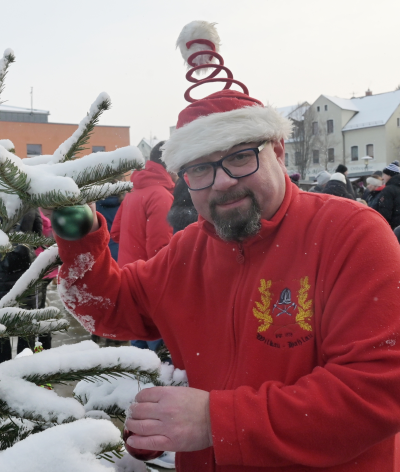 Weihnachtsmarkt in Wilkau-Haßlau: Tradition, Neuerungen und festliches Programm - Ronny Seltmann, Vorstandsvorsitzender des Feuerwehrvereins Wilkau-Haßlau ist auch beim Markt dabei.  Foto: Ralf Wendland