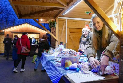 Weihnachtsmarkt-Premiere in Zschopau findet großen Anklang - Auch die anderen Stände waren sehr gut besucht. Foto: Andreas Bauer